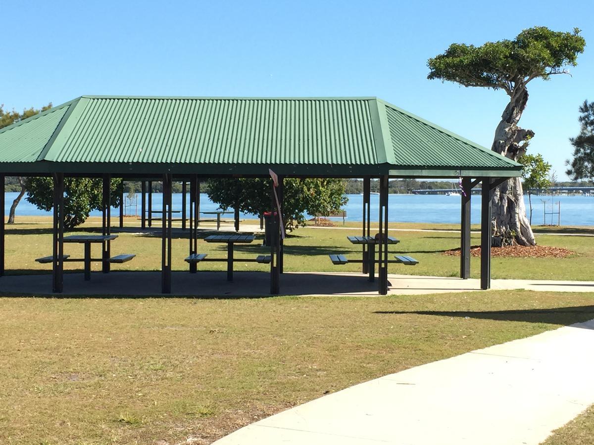 Bribie Waterways Motel Bongaree Exterior photo